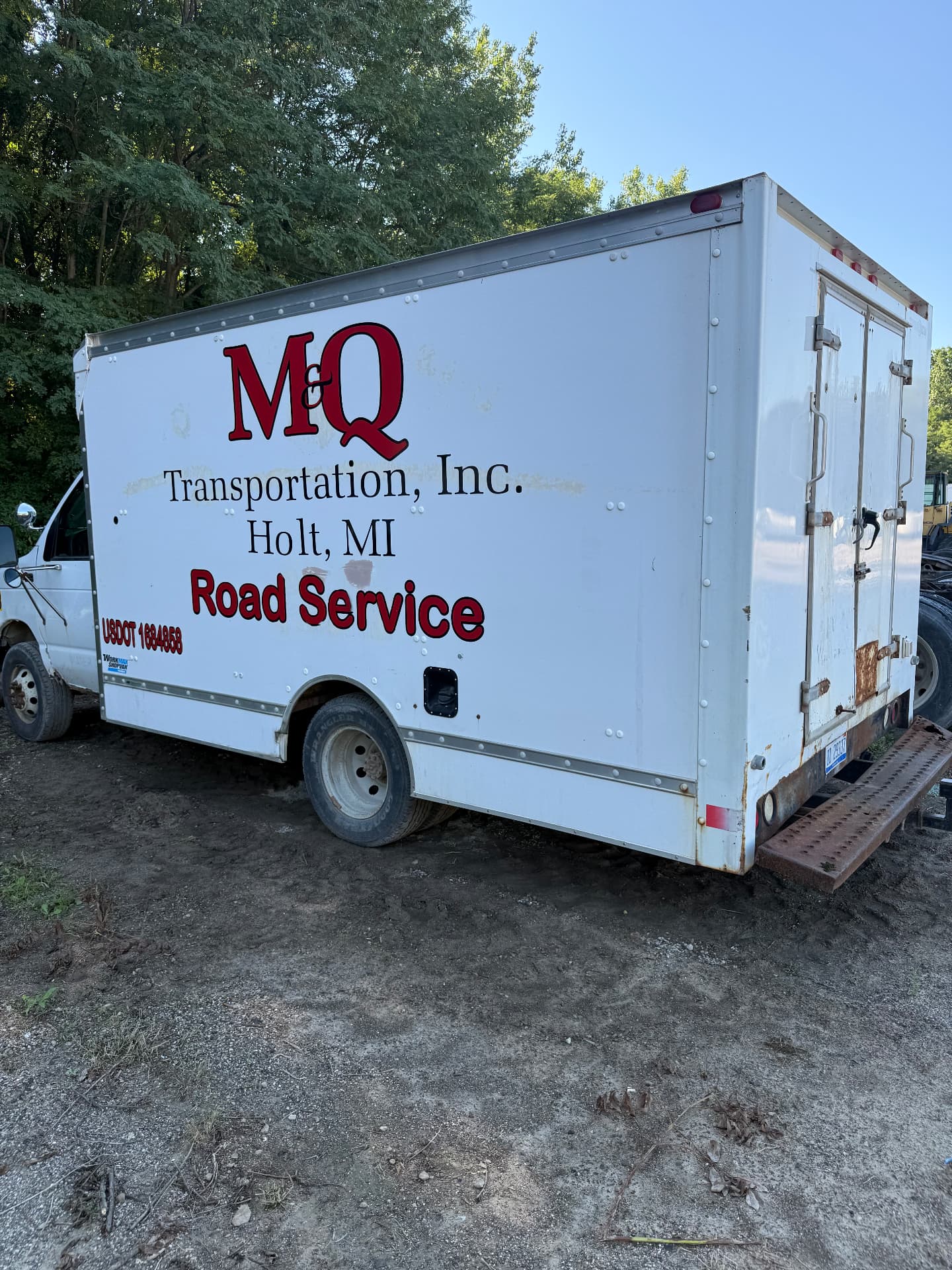 M&Q road service box truck